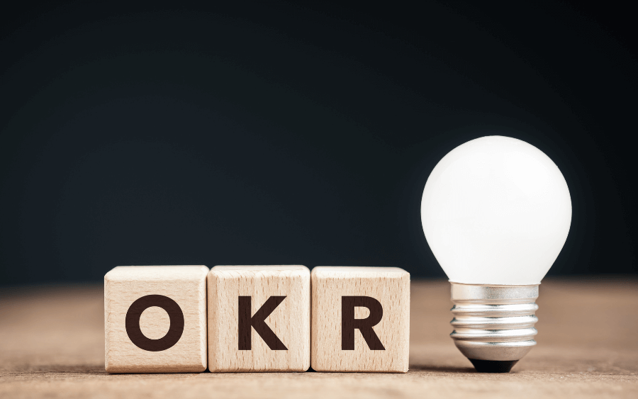 Desbloqueando el Éxito: Una Guía Integral para Implementar OKRs en su Organización